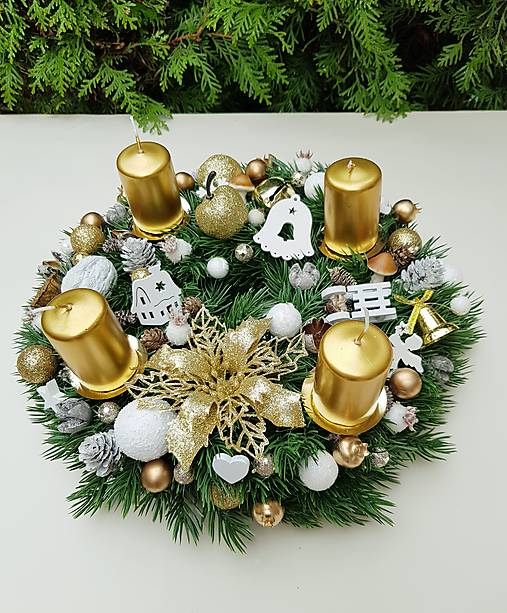 Dekorácie - adventný veniec zlatý so sviečkami  30 cm - 16093875_