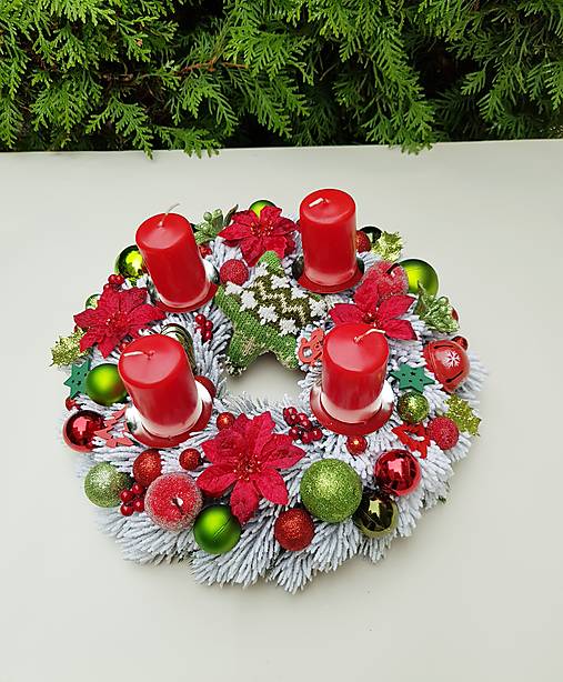 Dekorácie - adventný veniec červeno-zelený 29 cm so sviečkami - 16093909_