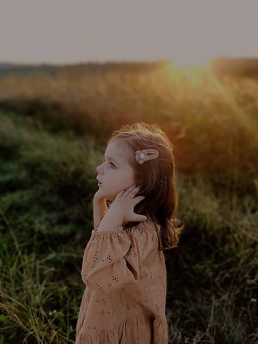 Detské doplnky - ✿ Hačkovaná sponka s kvietkom- BÉŽOVÁ - 16094881_