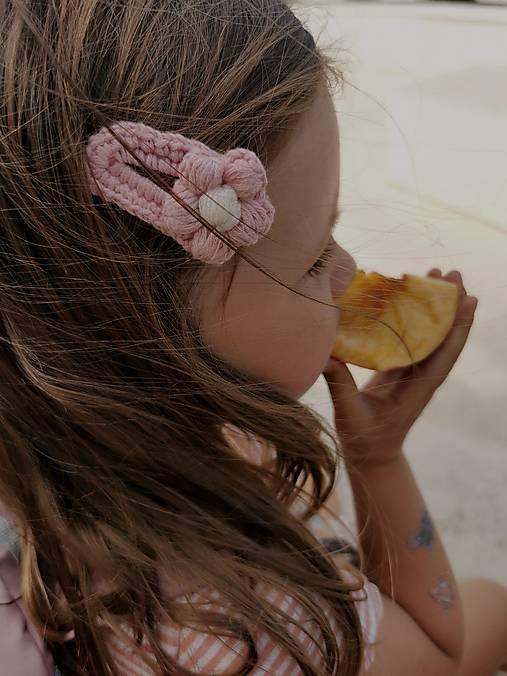 Detské doplnky - ✿ Hačkovaná sponka s kvietkom- BLEDORUŽOVÁ - 16096294_