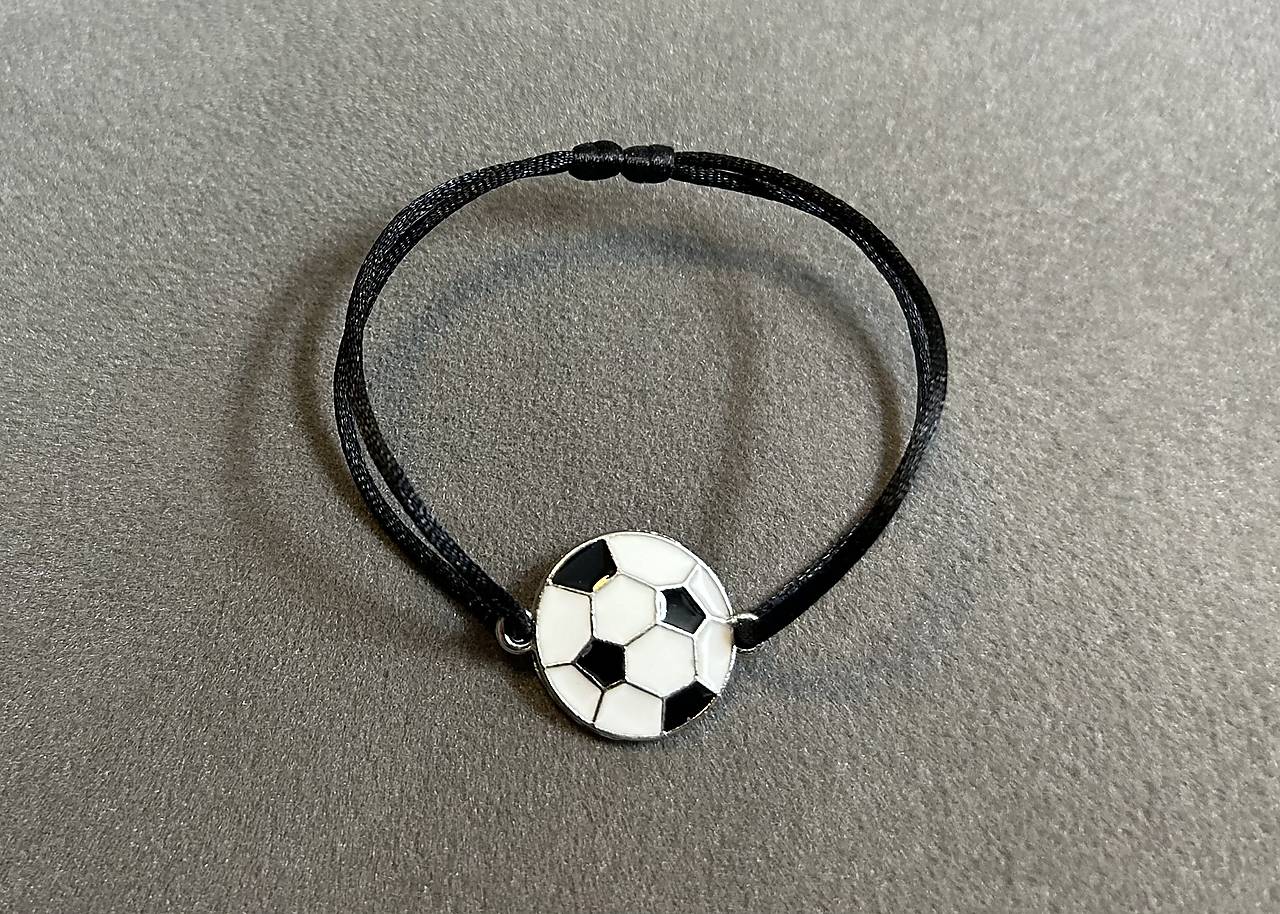 Jednoduchý šnúrkový náramok “futbal” pre malého (aj veľkého) futbalistu