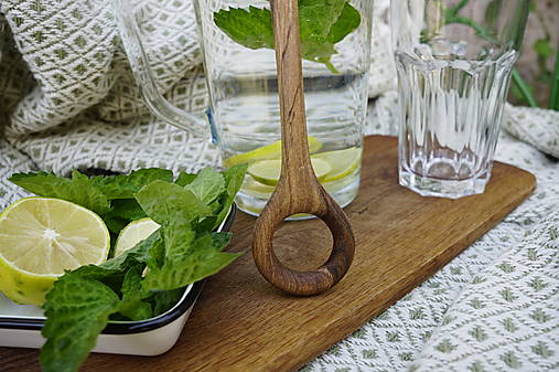 Drevené limonádové miešadlo