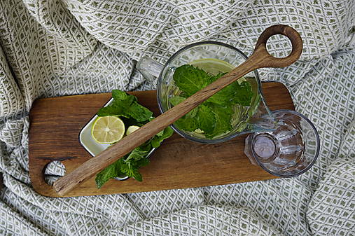 Drevené limonádové miešadlo