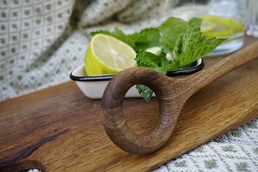 Drevené limonádové miešadlo