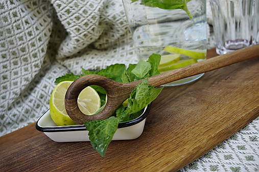 Drevené limonádové miešadlo