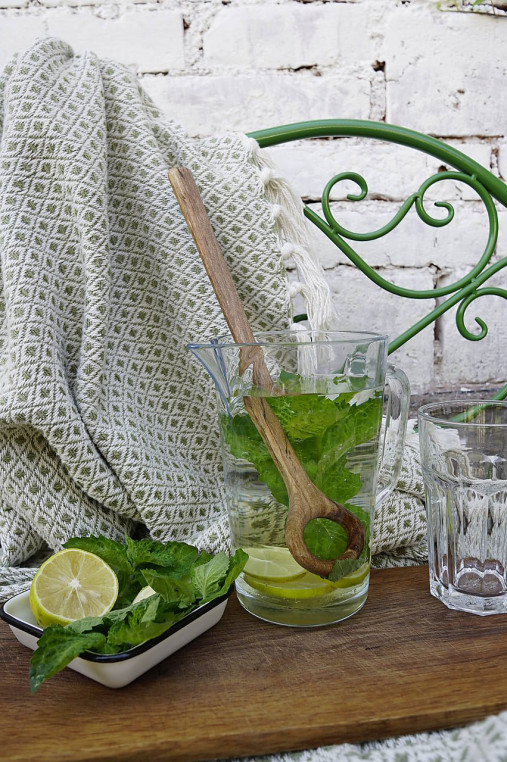 Drevené limonádové miešadlo