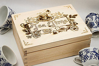 Úložné priestory & Organizácia - Krabička na čajové vrecúška, 6 priečinkov, gravírovaná s rozprávkovým motívom (Prírodné drevo) - 16096265_