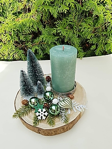 Dekorácie - vianočný svietnik zelený na drevenom pláte 20 cm - 16096763_