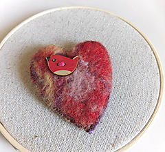 Brošne - brošňa plstené srdce s vtáčikom - 16100449_