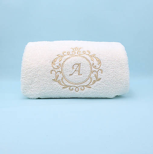 Úžitkový textil - Vyšívaná biela osuška s monogramom - 16100679_