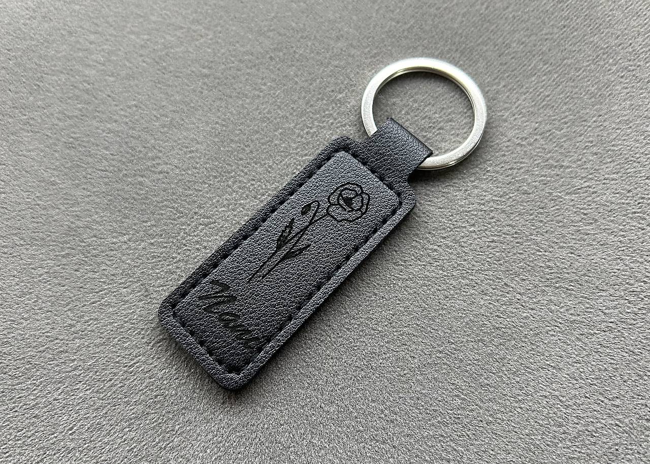 Personalizovaná kľúčenka s kvetom podľa mesiaca narodenia a menom