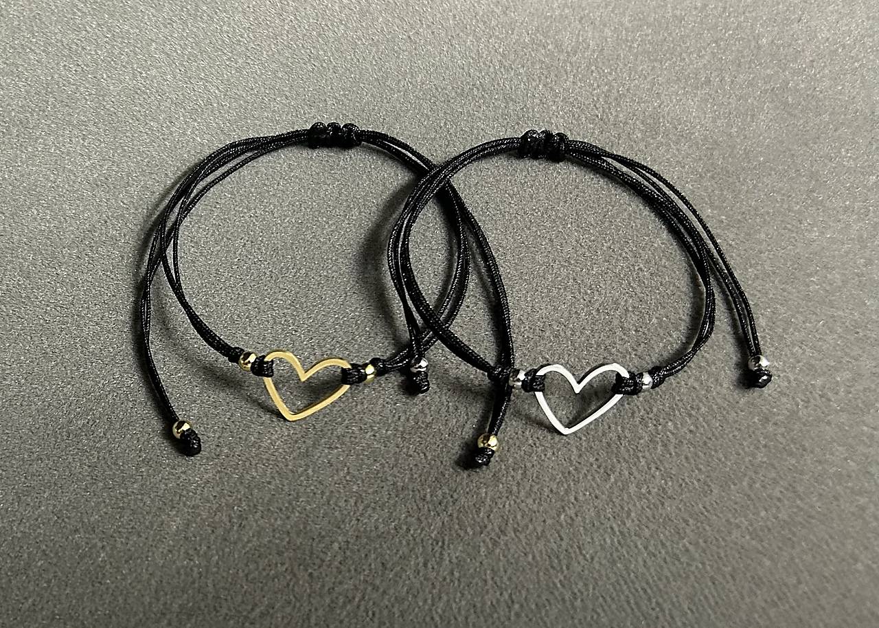 Minimalistický náramok s asymetrickým srdiečkom z chirurgickej ocele