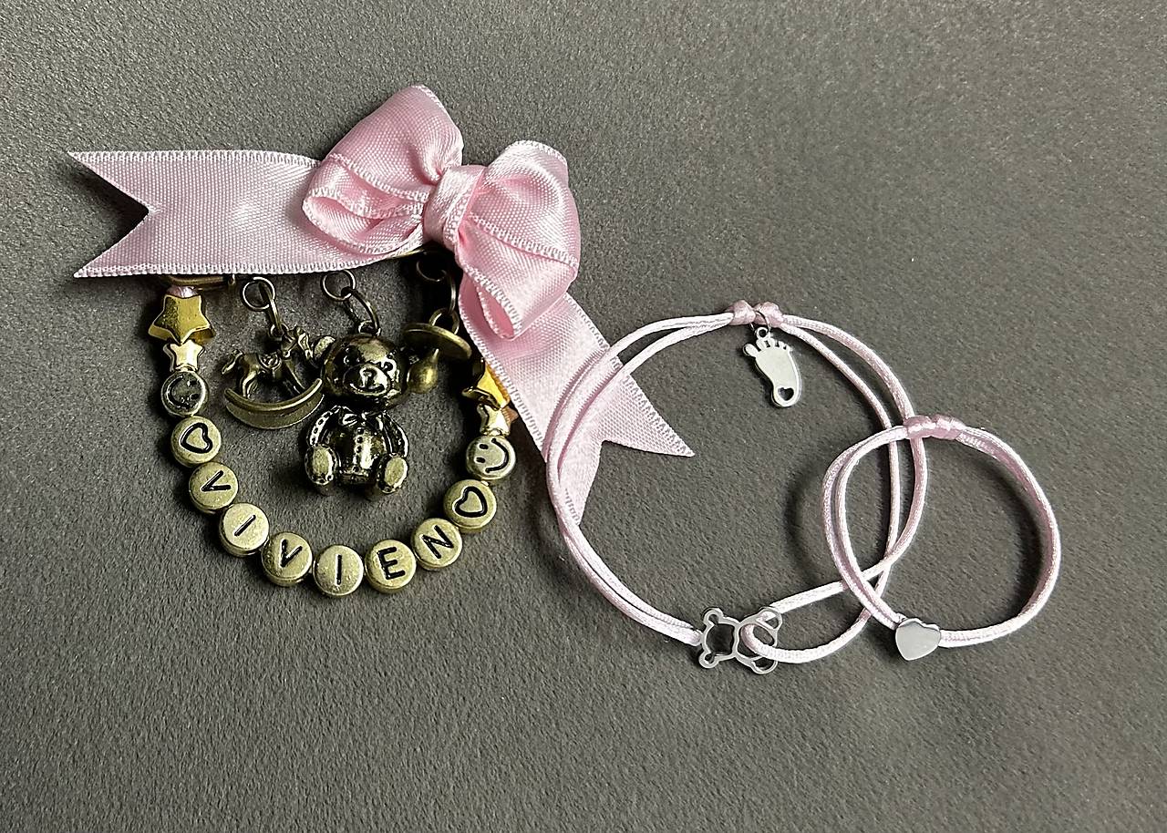 Set - okrasná mašlička na kočík/vajíčko + šnúrkový náramok “It’s a girl!” + detský so srdiečkom