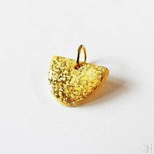 Náhrdelníky - Zlatý mini prívesok polkruh z polymérovej hmoty a živice - 16101387_
