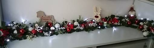 Dekorácie - Vianočná girlanda s ozdobami - 16104623_