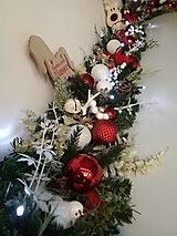 Dekorácie - Vianočná girlanda s ozdobami - 16104624_