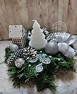 Svietidlá - Vianočný svietnik strieborný "stromček" - 16104340_