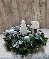 Svietidlá - Vianočný svietnik strieborný "stromček" - 16104350_