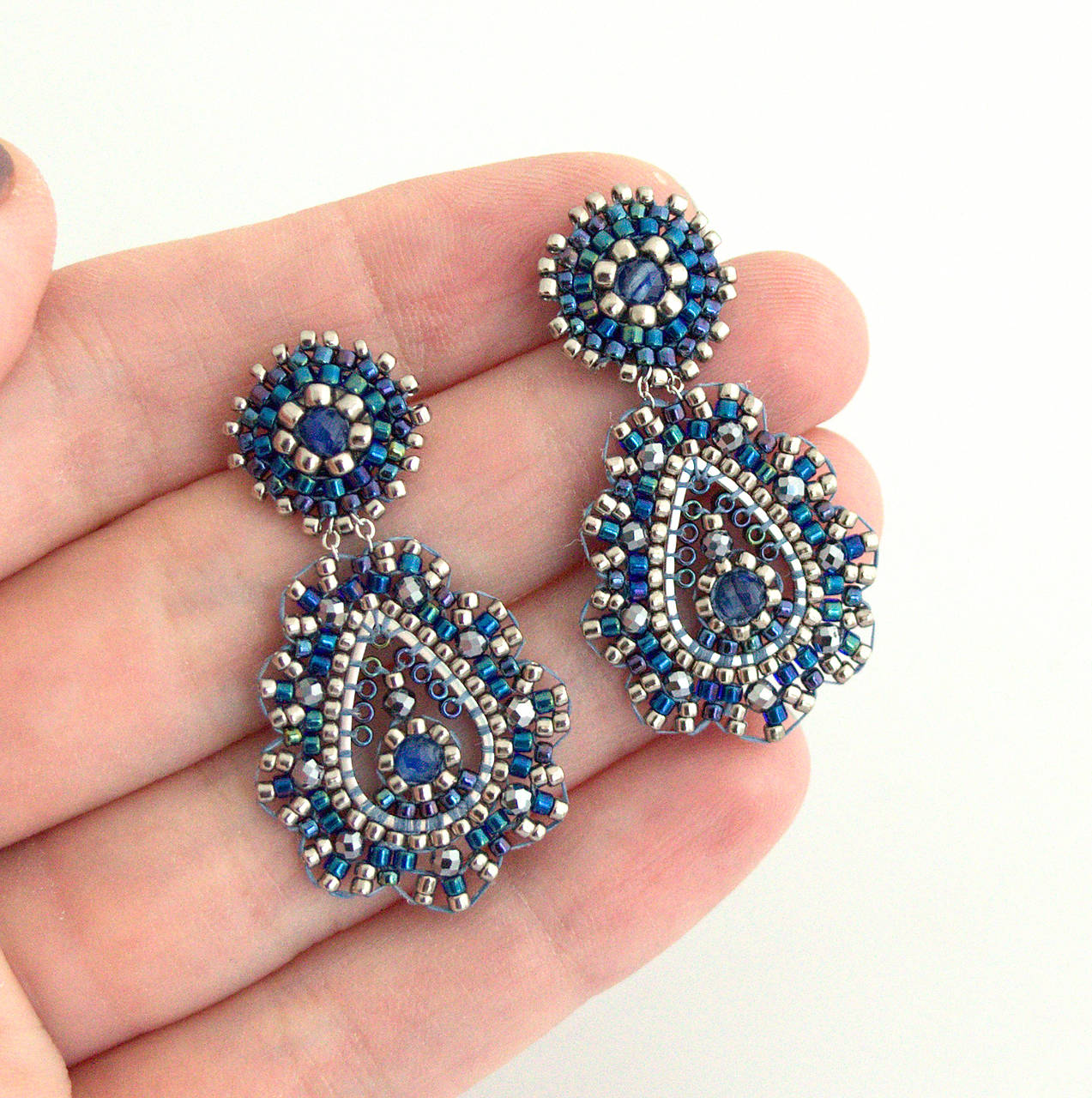 Menšie náušnice v tvare kvapky s polodrahokamami (chirurgická oceľ)