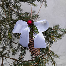 Dekorácie - Vianočná dekorácia, šiška biela saténová stuha - 16102346_
