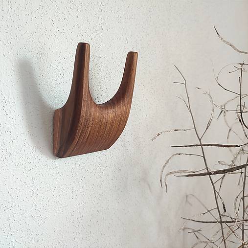 Nástenný vešiak ROHÁČ drevo orech