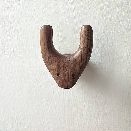 Nástenný vešiačik MILÉ ZVIERATKO drevo orech