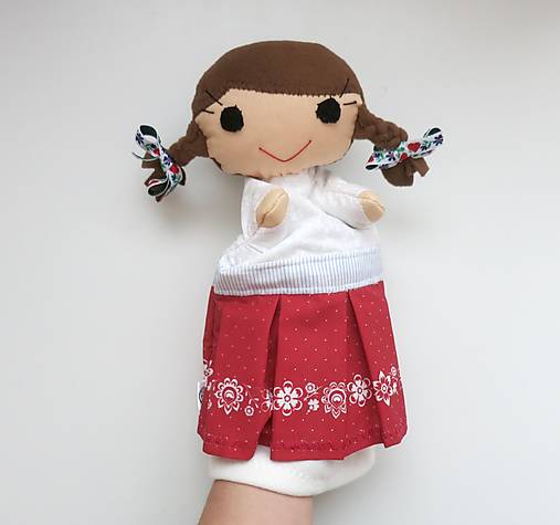 Maňuška folk dievčinka (v červenej sukienke s kvietkami)