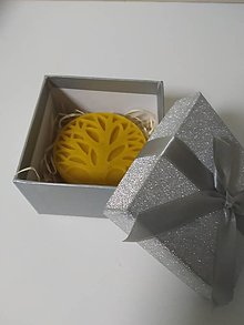 Sviečky - Sviečka z včelieho vosku v darčekovom balení - 16108384_