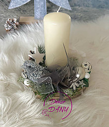 Dekorácie - Dekorácia na stôl s vtáčikom a sviečkou na drevenom podpníku - 16107089_