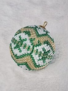 Dekorácie - Vianočná guľa bielo-zeleno-zlatá 4cm - 16106753_