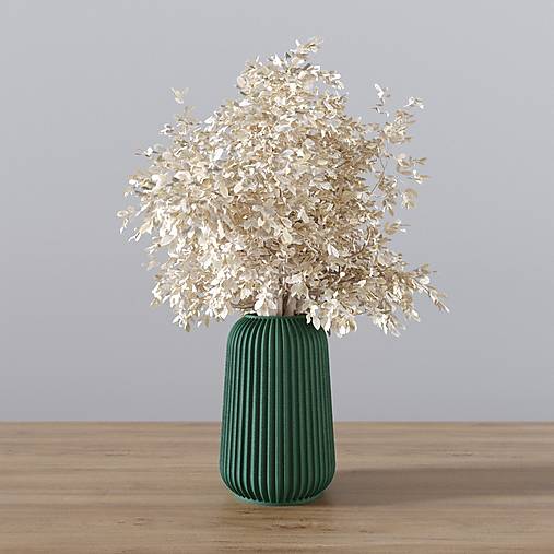 Váza z recykloveného plastu z oceánov