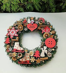 Dekorácie - vianočný veniec s drevenými ozdobami 38 cm - 16110126_