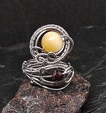 Prstene - Prsten sluneční kámen s granátky - 16112161_