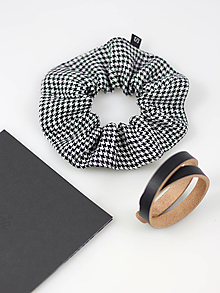 Ozdoby do vlasov - Darčekový set - ľanová gumička s čiernym koženým náramkom v darčekovom balení - 16111419_