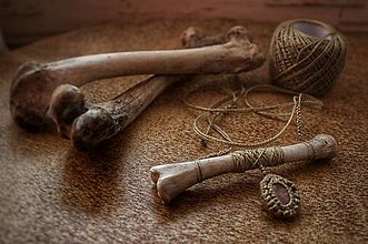 Náhrdelníky - Macrame náhrdelník s ruženínom a kosťou - 16110661_