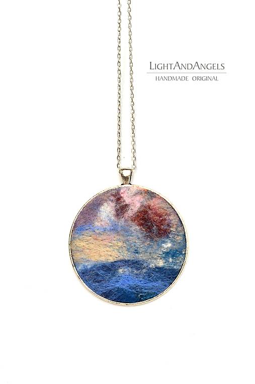Náhrdelníky - Arttexový prívesok "V oblakoch nad morom" - veľ.XL - 16112919_