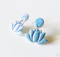 Náušnice - Modro-fialové náušnice lotosové kvety z polymérovej hmoty a živice - 16114116_