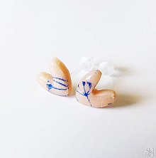 Náušnice - Béžové antialergické napichovacie náušnice srdiečka z polymérovej hmoty s kvetom - 16114192_