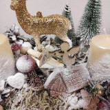 Svietidlá - Vianočný svietnik, sviatočný aranžmán, zlatý jelenček - 16113444_