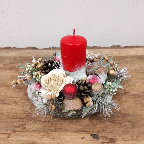 Vianočný svietnik, sviatočný aranžmán, vianočná dekorácia na stôl
