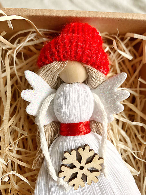 Farebný vianočný anjelik s čiapkou