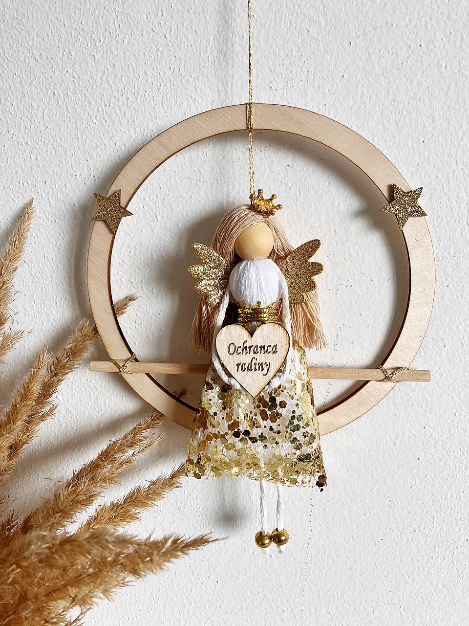 Anjel v drevenom kruhu