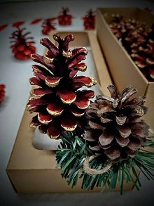 Dekorácie - Vianočná ozdobná šiška VINTAGE CHERRY RED - 16114110_