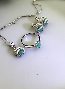 Sady šperkov - smaragd prsteň,náušnice a prívesok v striebre - 16118119_