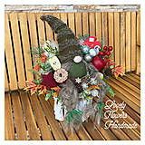 Dekorácie - Vianočný škriatok na pníku zelený Tradičné Vianoce - 16120991_