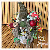 Dekorácie - Vianočný škriatok na pníku zelený Tradičné Vianoce - 16120992_