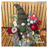 Dekorácie - Vianočný škriatok na pníku zelený Tradičné Vianoce - 16120993_