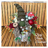 Dekorácie - Vianočný škriatok na pníku zelený Tradičné Vianoce - 16120994_