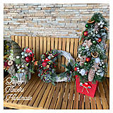 Dekorácie - Vianočný škriatok na pníku zelený Tradičné Vianoce - 16120996_