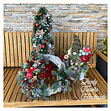 Dekorácie - Vianočný škriatok na pníku zelený Tradičné Vianoce - 16120998_
